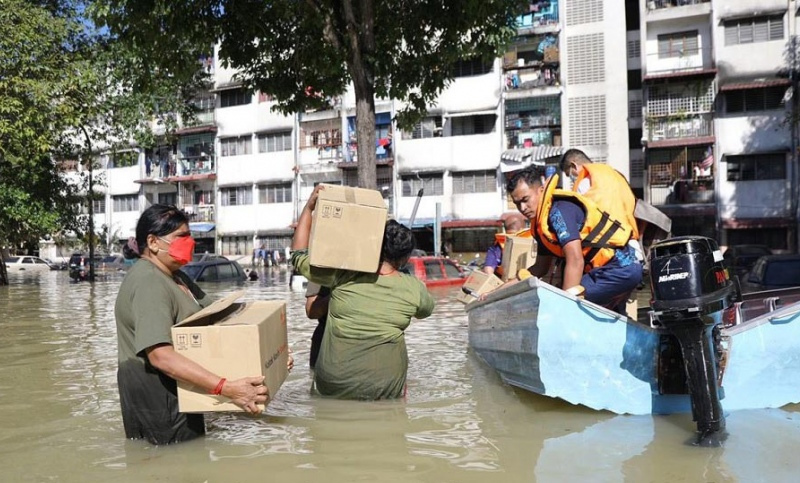 Miles de habitantes huyen de las graves inundaciones en Malasia