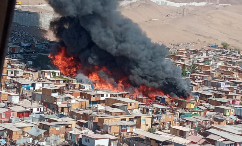 Al menos 21 heridos, cientos de viviendas consumidas y 400 damnificados por un incendio en Chile
