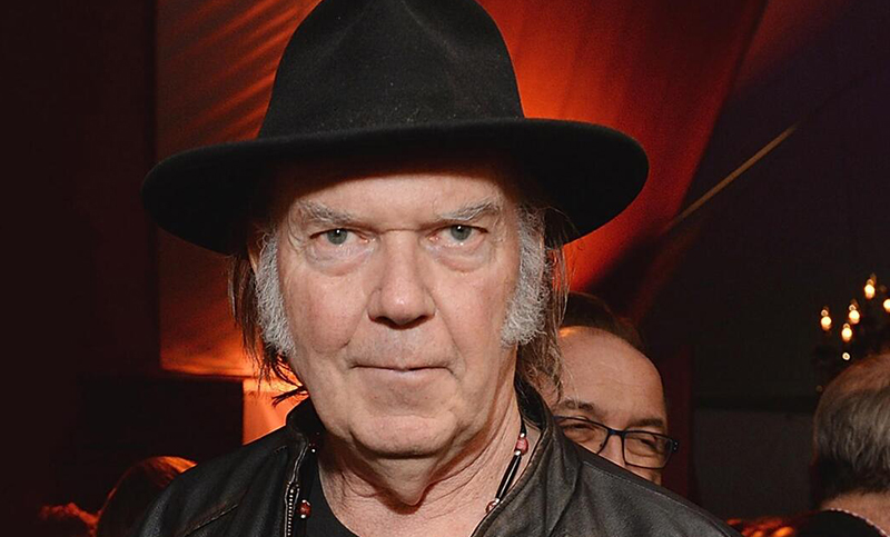 Neil Young abandonó Spotify porque la plataforma no eliminó un podcast antivacunas