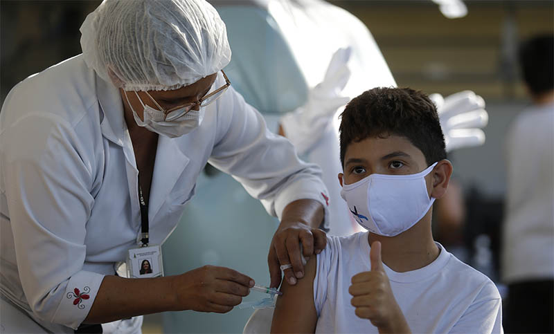 Estados brasileños piden al gobierno de su país comprar vacunas para los niños