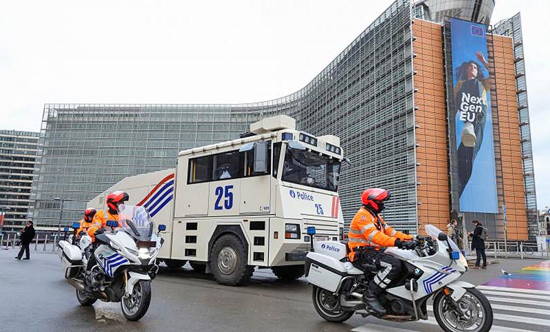 La policía belga bloqueó vehículos que iban a Bruselas para sumarse a la «caravana de la libertad»