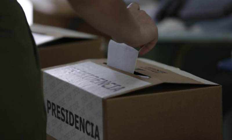Balotaje en Costa Rica: el ex presidente Figueres y el economista Chaves van por la presidencia