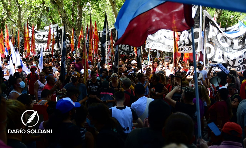 Organizaciones piqueteras marcharon en Rosario contra el ajuste y el FMI