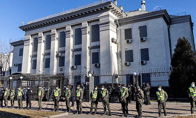 Rusia comienza a evacuar al personal diplomático de Ucrania que a la vez pide “garantías de seguridad”