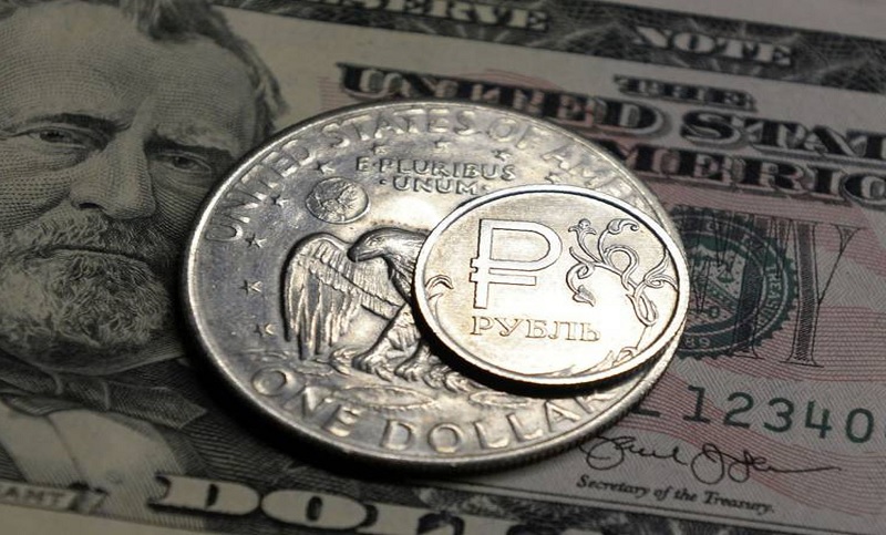 Fuerte devaluación del rublo, cercana al 30 por ciento, tras las sanciones a Rusia