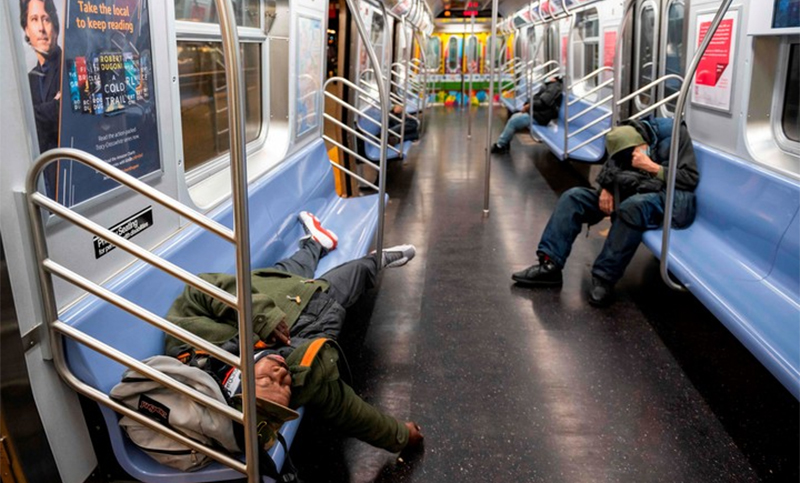El alcalde de Nueva York presentó un plan para prohibir la presencia de personas sin hogar en el subte
