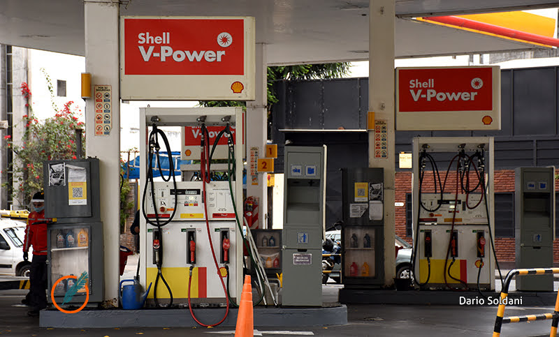 Axion y Shell siguen a YPF y también subieron el precio de sus combustibles