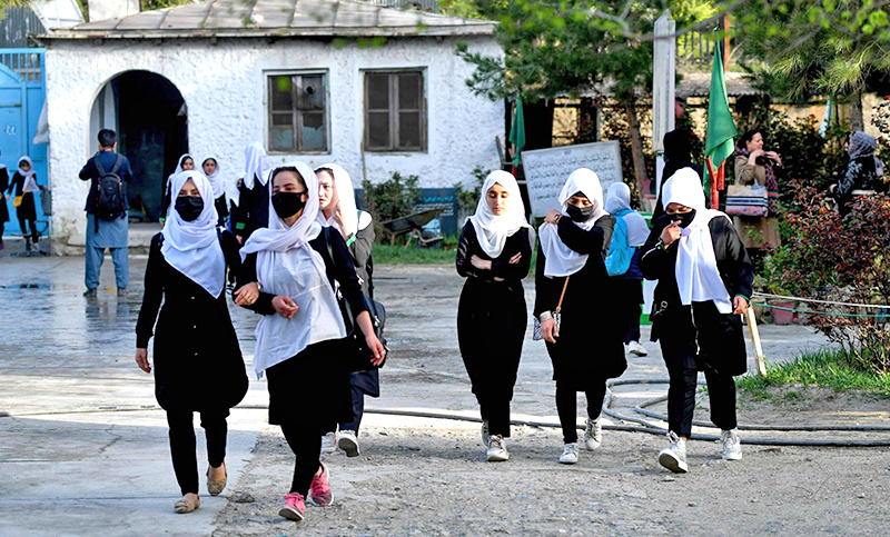 Los talibanes cierran los colegios para jóvenes afganas poco después de reabrir