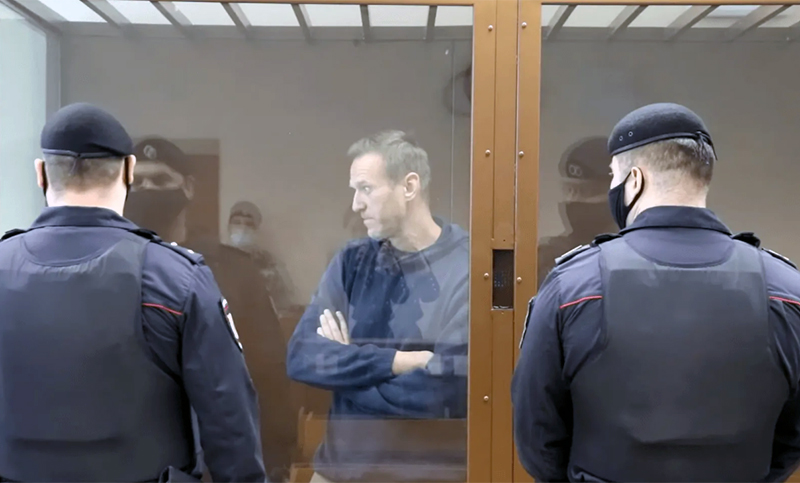 Condenan a nueve años de prisión al opositor ruso Navalny en una causa por fraude