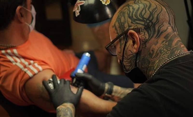 Tatuadores de todo el mundo mostrarán sus trabajos y diseños en Rosario