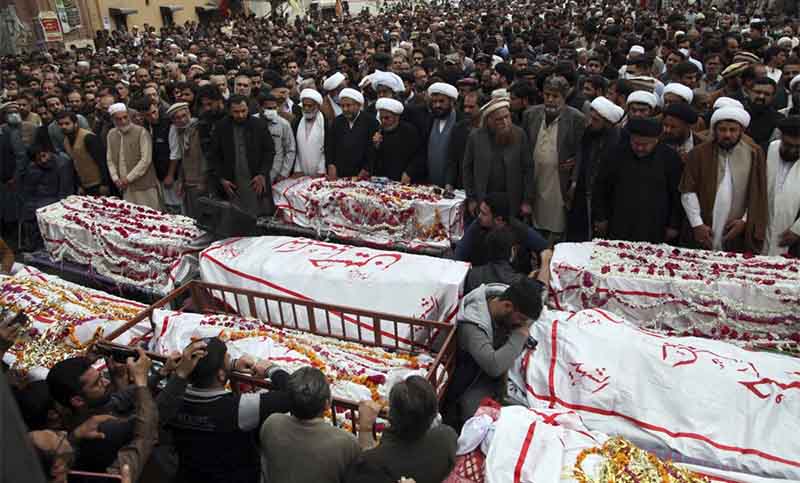 Sube a 62 la cifra de muertos por el atentado contra una mezquita en Pakistán