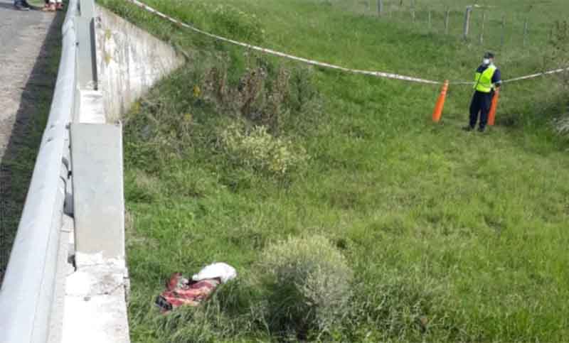 Ruta 2: encontraron el cadáver de un hombre envuelto en una bolsa