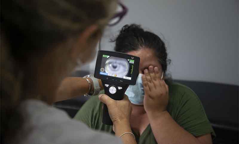 Los centros de salud realizan estudios para prevenir la ceguera con equipos de última tecnología