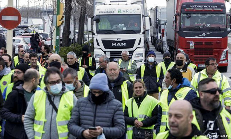 Huelga de transportistas en España amenaza el abastecimiento de alimentos