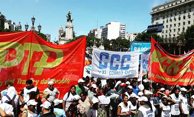 Organizaciones sociales que integran el Frente de Todos marchan contra el acuerdo con el FMI