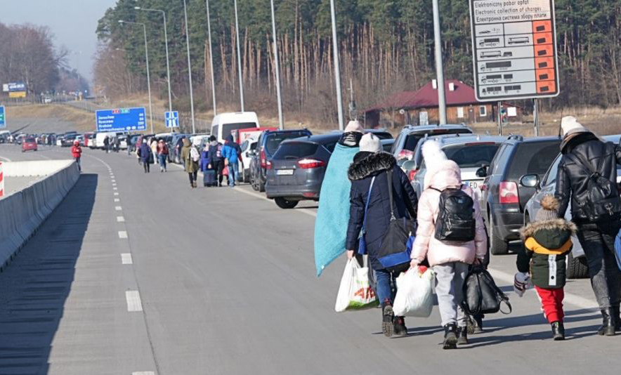 En una jornada, más de 100.000 ucranianos se refugiaron en Polonia
