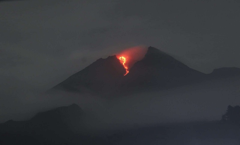 Evacúan a 253 personas tras erupción de volcán Merapi en Indonesia