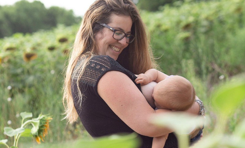 Un grupo de mujeres brinda apoyo a madres para que conozcan los secretos de la lactancia