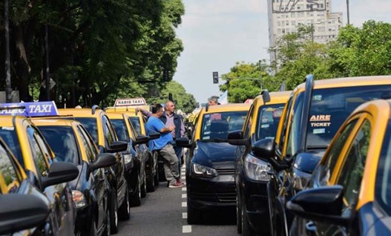 Taxistas inician protestas en los accesos a Capital Federal, contra las aplicaciones de transporte