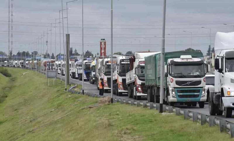Nueva reunión de transportistas y dadores de carga por la medida de fuerza