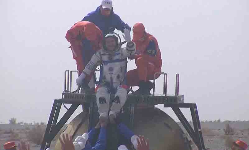 Astronautas de China vuelven a Tierra tas cumplir su misión más larga en el espacio