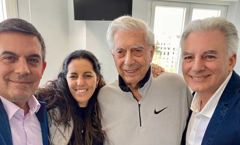 Vargas Llosa recibió el alta luego de permanecer internado por coronavirus