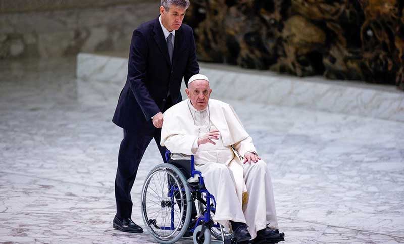 El Papa Francisco apareció por primera vez en silla de ruedas en un acto público