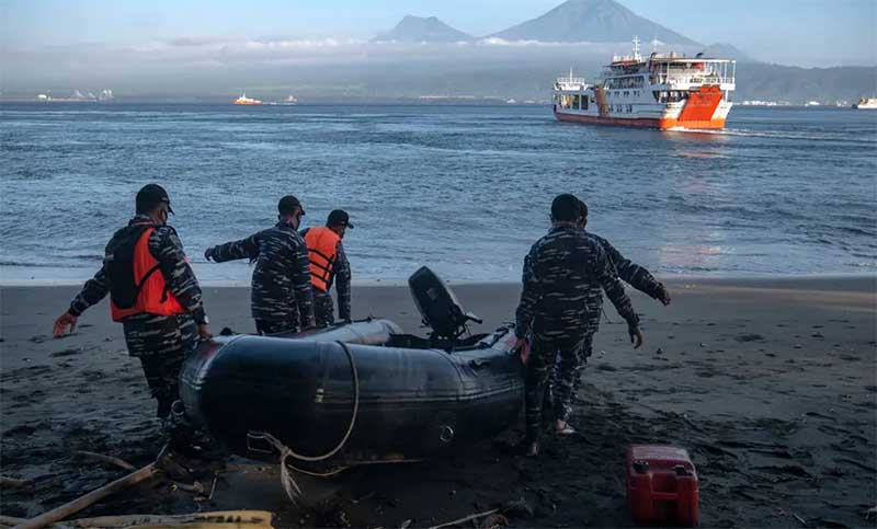 Preocupación por 26 personas desaparecidas tras el hundimiento de un ferry en Indonesia