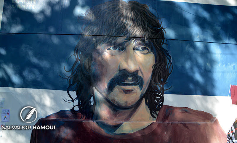 Pintaron un mural en honor al Trinche Carlovich en la zona oeste de Rosario