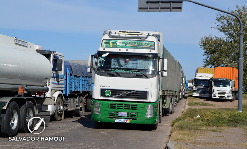 Camioneros que no pueden descargar realizaron un piquete frente al puerto