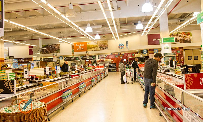 Las ventas en supermercados cayeron en marzo, pese a repunte del consumo