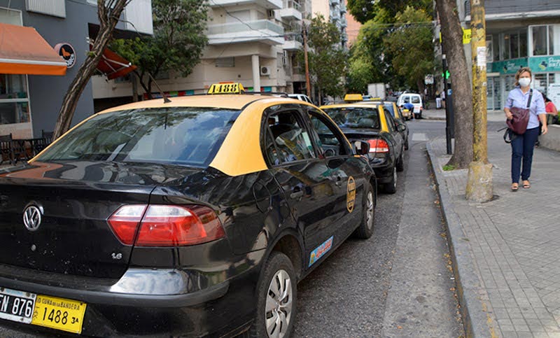Proponen bajar la carga tributaria para acceder a nuevas chapas de taxis en Rosario