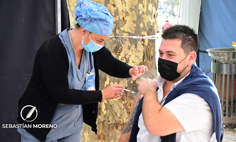 Operativo sanitario territorial en Rosario: vacunan sin turno previo en Plaza San Martín