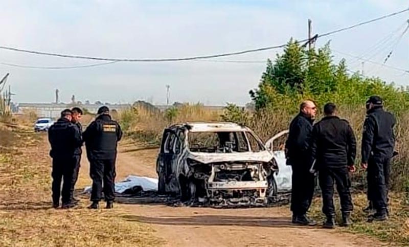 Encontraron el cuerpo de una mujer junto a un vehículo incendiado