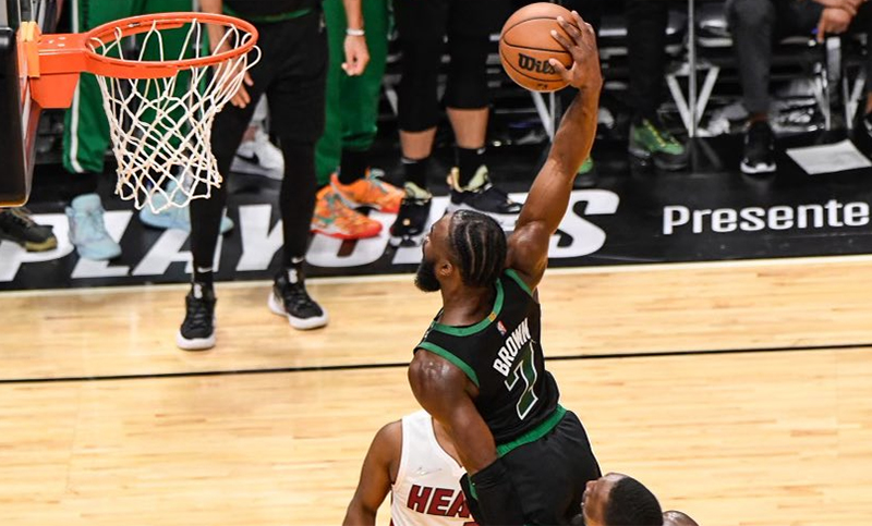 Boston Celtics dio vuelta la serie y quedó a un triunfo de una nueva final de NBA