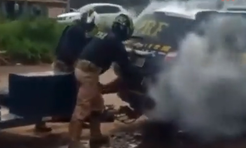 Policías brasileños mataron a un hombre al meterlo en un baúl con gas pimienta