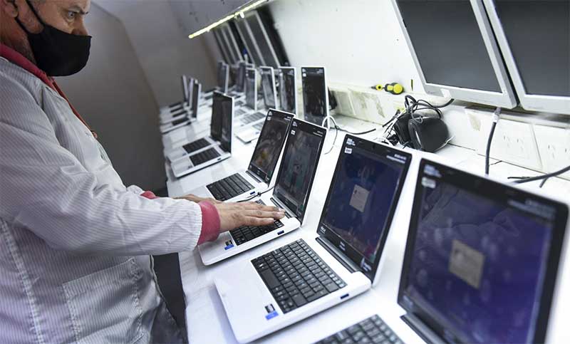 El Gobierno destinará 1.800 millones de pesos a fortalecer la producción nacional de computadoras