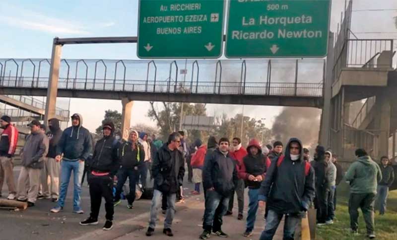 Ex trabajadores de Cresta Roja cortan la Autopista Ezeiza-Cañuelas y reclaman una reunión con funcionarios