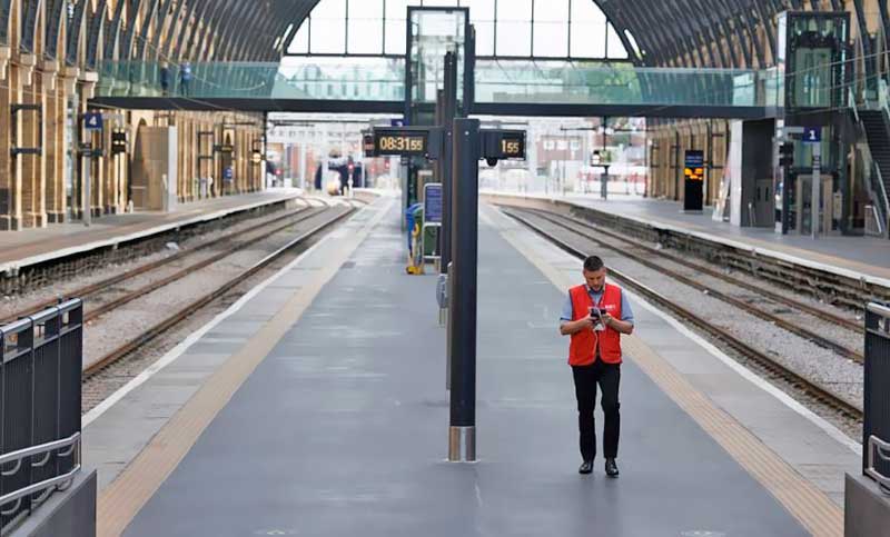 El 40 % de los servicios de trenes continúan interrumpidos a la espera de negociaciones por la huelga