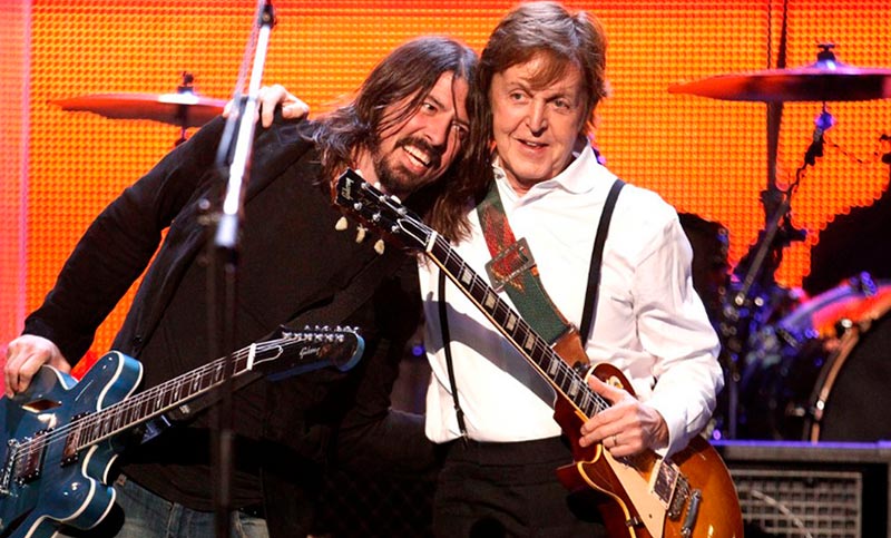 Dave Grohl reapareció en un escenario de la mano de Paul McCartney