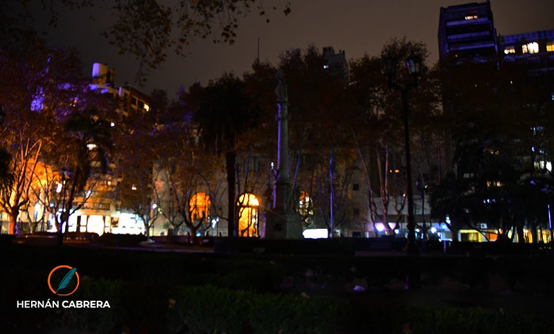 La zona de la plaza 25 de Mayo, frente a la Municipalidad, a oscuras