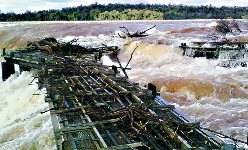 Video: obligaron a cerrar el circuito turístico de las cataratas por tremenda crecida del Río Iguazú