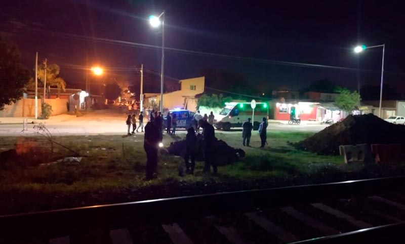 Noche trágica: una mujer murió y un hombre sufrió serias heridas al ser embestidos por un tren