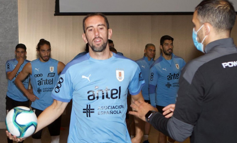 Diego Godín reconoció contactos para sumarse a Vélez