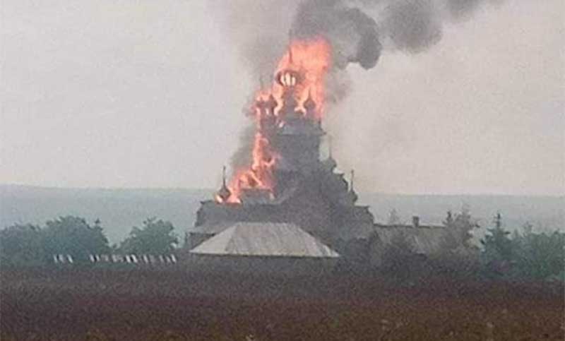 Rusia denuncia que nacionalistas ucranianos incendiaron la iglesia de madera del monasterio Lavra de Sviatogorsk