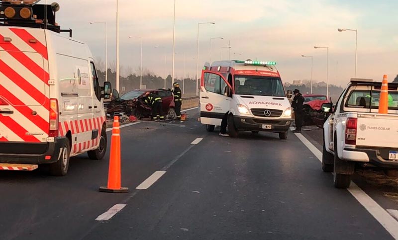 Fuerte choque en la autopista Rosario Córdoba: dos heridos y tránsito cortado