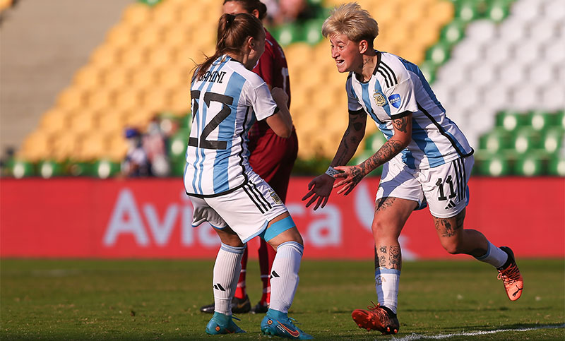 Argentina goleó a Uruguay y da pelea en la Copa América
