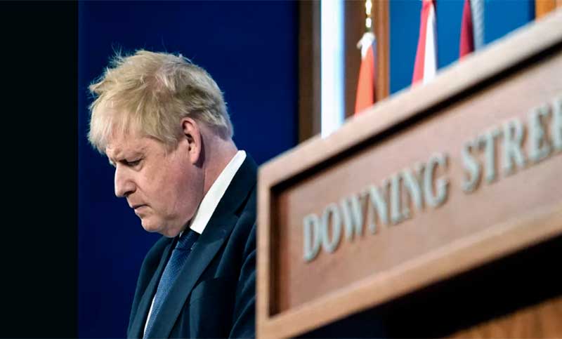 Dos ministros británicos renuncian con críticas al premier Boris Johnson