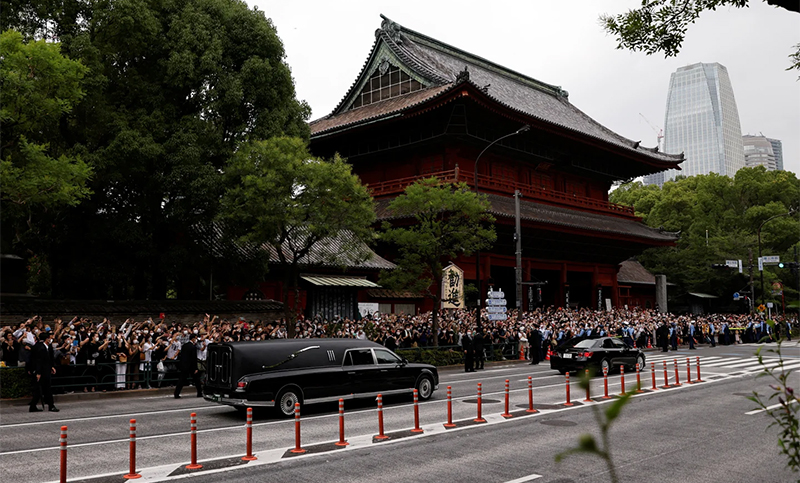 Miles de japoneses dan el último adiós al asesinado ex primer ministro Shinzo Abe