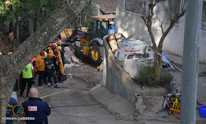 Derrumbe en zona norte: continúan buscando a un hombre bajo los escombros